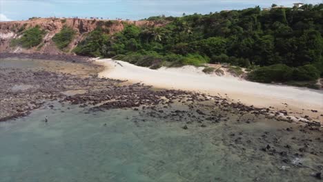 Pipa-Chapadao-Aguas-Cristalinas-Recorriendo-La-Playa-Del-Amor-Brasileño-Playa-De-Pipa,-Brasil-Por-Drone-4k