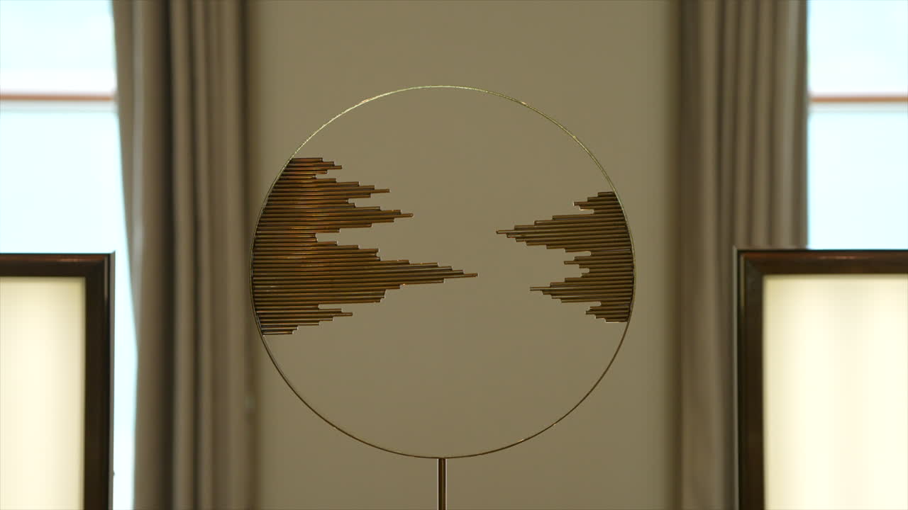 schmelzende gebäude, berge, berührende kunstwerke, goldene bronze, glänzende moderne kunst