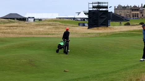 dos golfistas caminando por un campo de golf