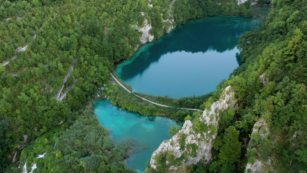 reflejo de espejo en el lago tranquilo en el parque nacional de los lagos de plitvice en croacia