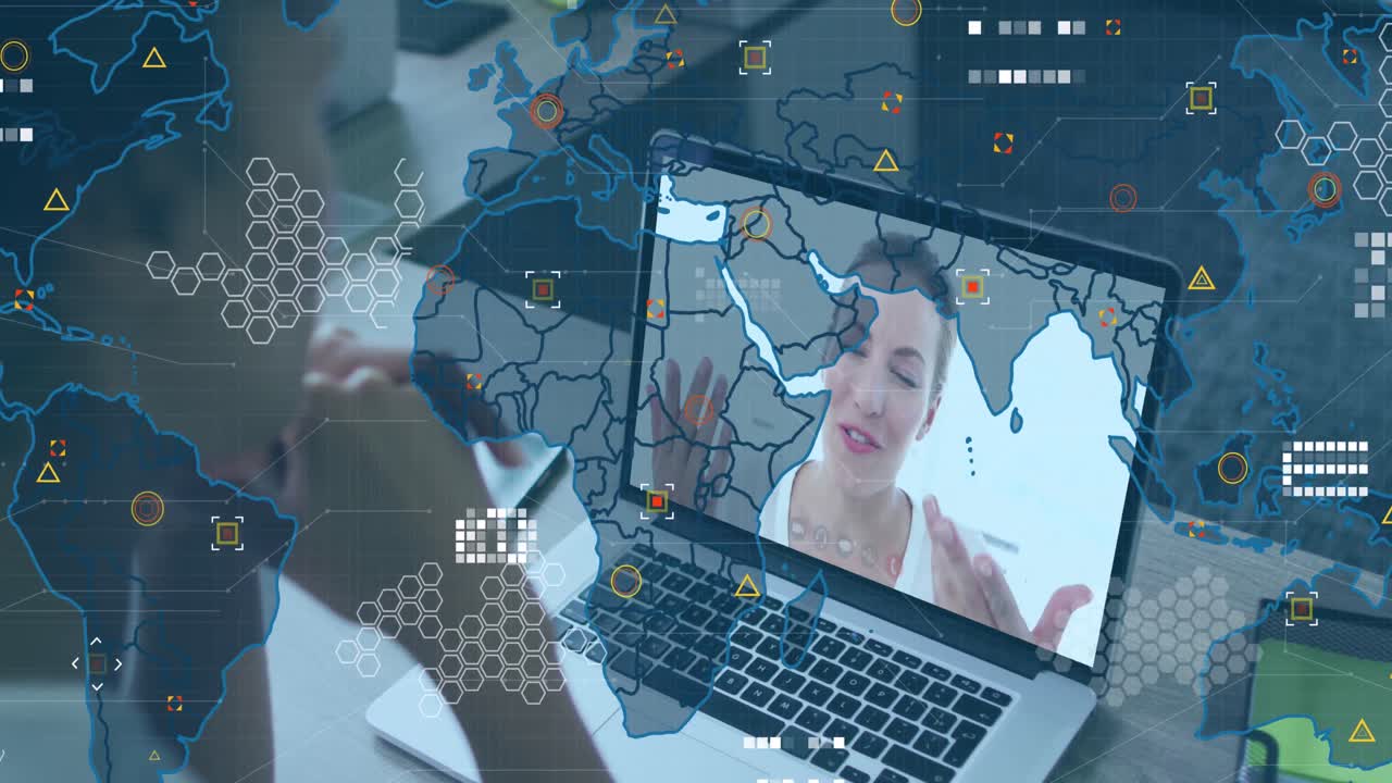 animación de mapa del mundo e iconos sobre mujer afroamericana haciendo una llamada de video en la computadora portátil