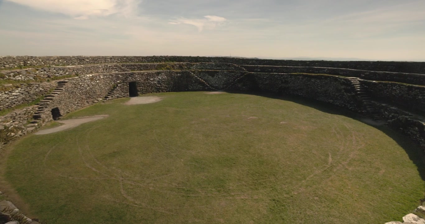 Inquadratura rivelatrice delle mura in pietra con scalinate all'interno del Grianan di Aileach.