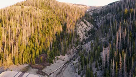 Drone-Empujando-Hacia-Las-Estribaciones-Salpicadas-De-Sol-Del-Río-Grande