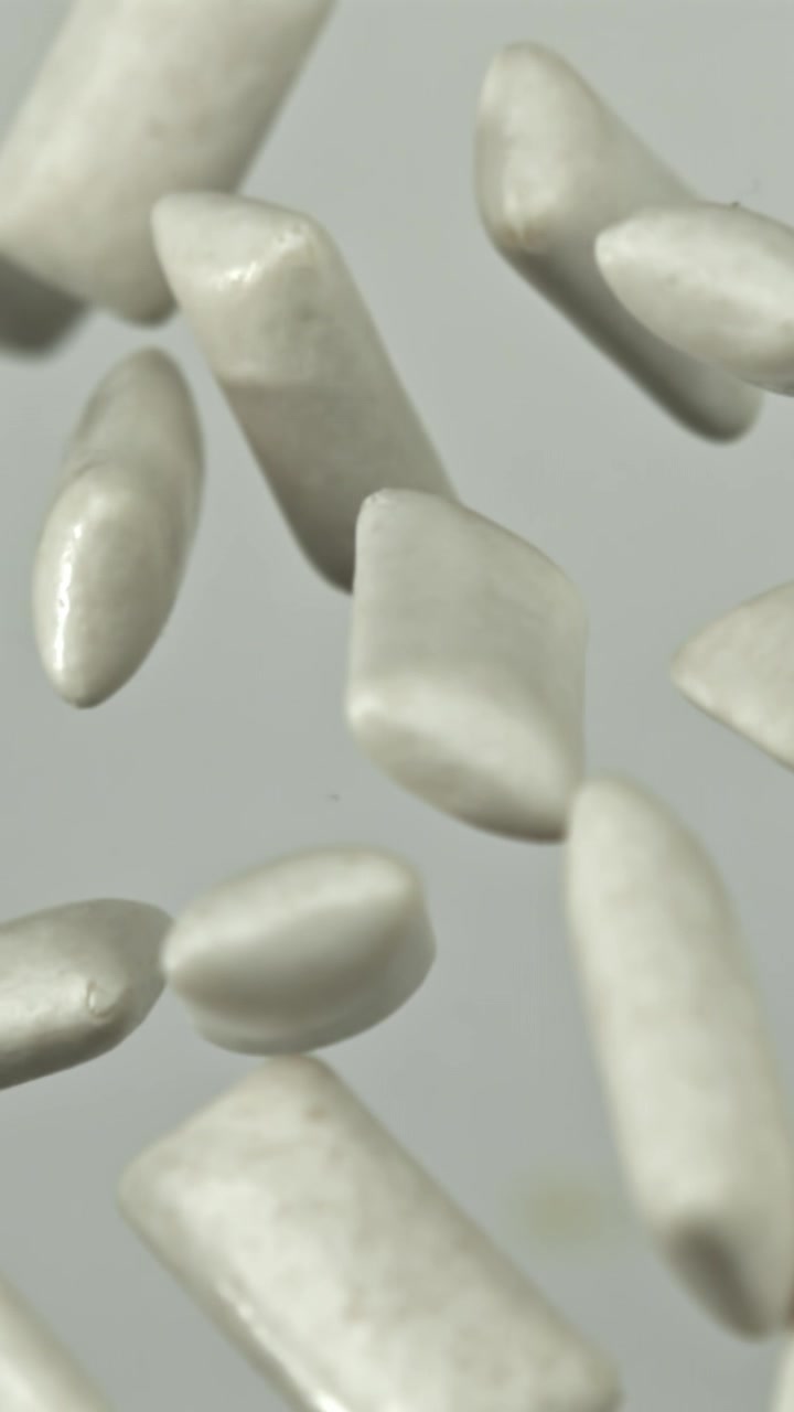 Macro di pezzi di gomma da masticare bianca che galleggiano