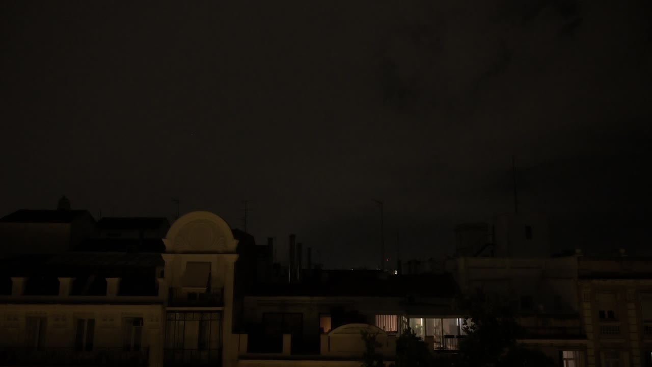 Et lyn glimter på nattehimlen i Madrid, Spanien.