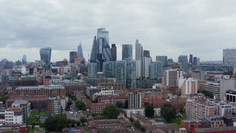 Stürmer-Fliegen-über-Die-Spitze-Des-Hohen-Gebäudes.-Panoramablick-Auf-Die-Berühmten-Wolkenkratzer-Im-Geschäftszentrum-Der-Stadt.-London,-Vereinigtes-Königreich