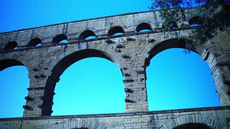 Schöne-Aufnahme-Der-Steinbrücke-Pont-Du-Gard-In-Frankreich-Bei-Gutem-Wetter