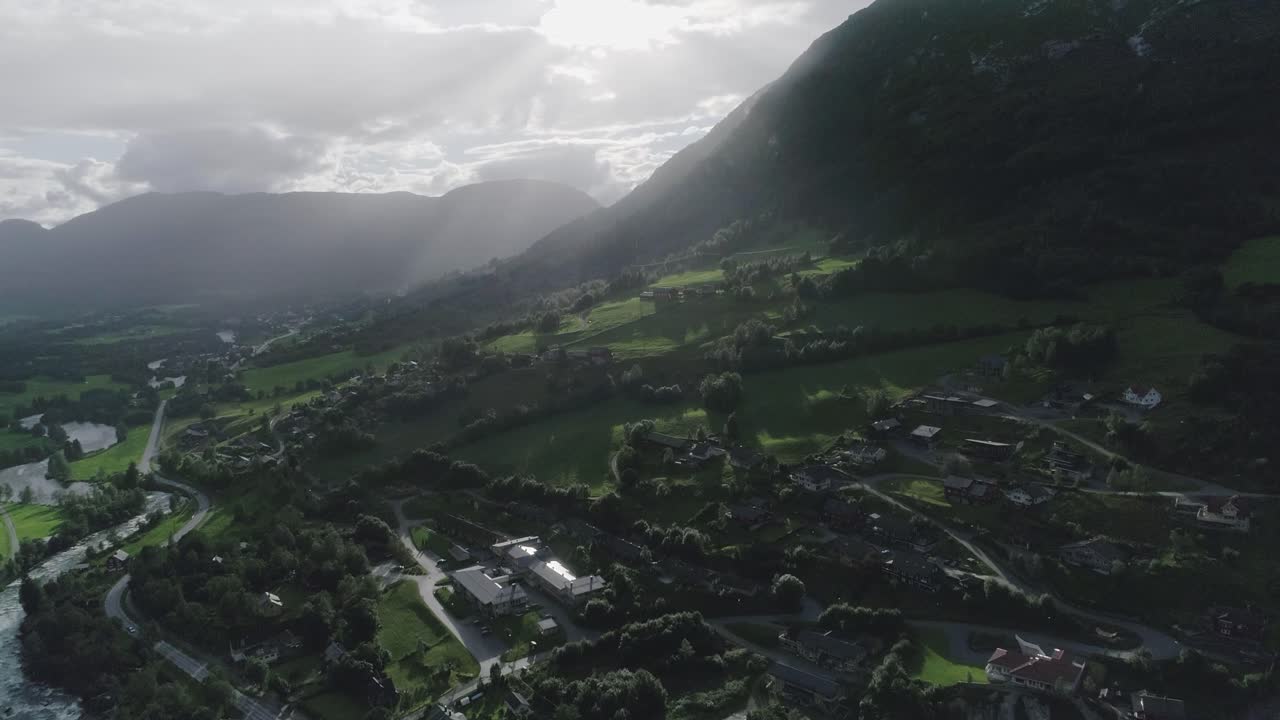 좋은 그늘과 함께 해가 지는 동안 노르웨이 마을의 공중 슬로모