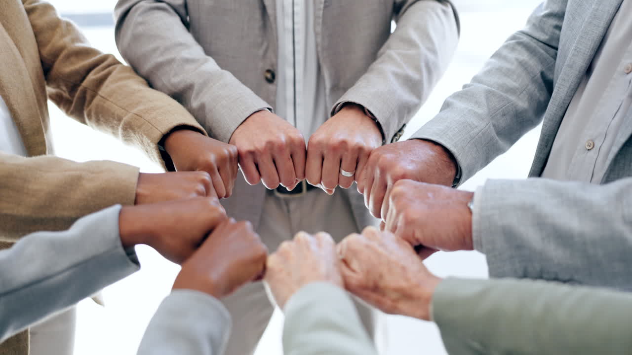 비즈니스 그룹, 손과 사람들이 주먹 충돌