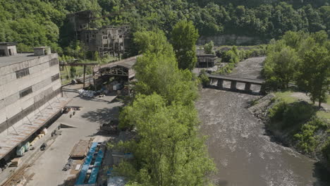 Puente-Que-Cruza-El-Río-Que-Conduce-Al-Complejo-Minero-De-La-Fábrica-Chiatura-Abandonada