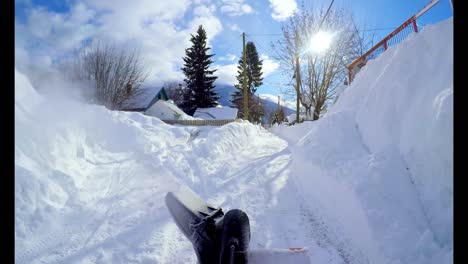 hombre limpiando la nieve con soplador de nieve 4k