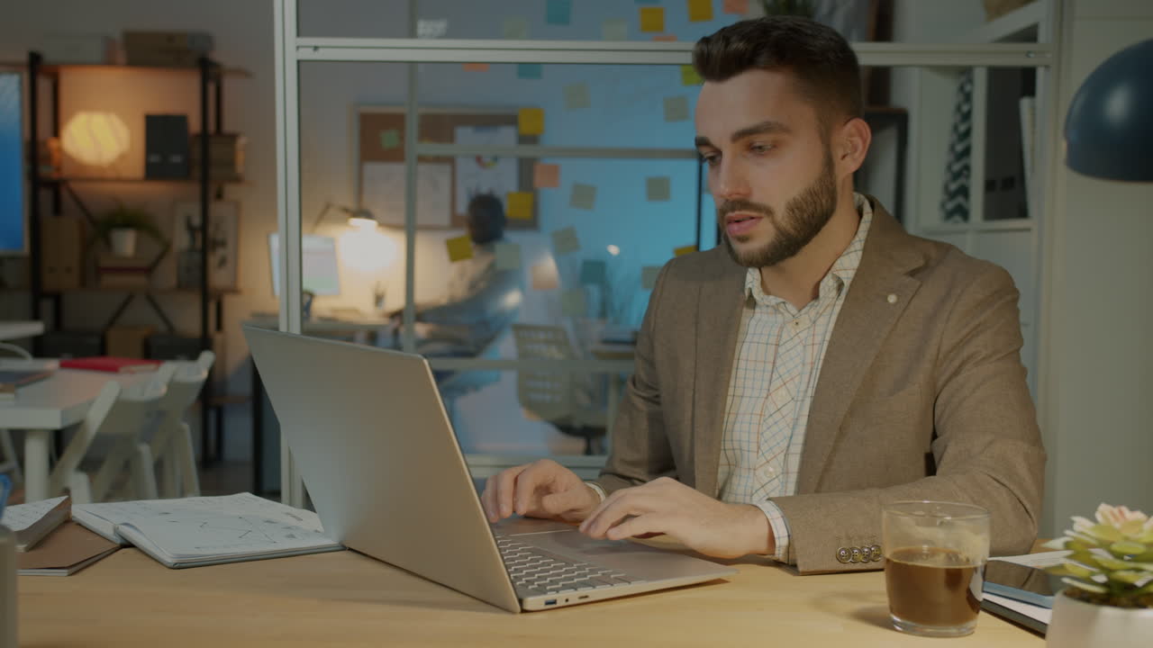 hombre de negocios trabajando hasta tarde en la noche en la oficina