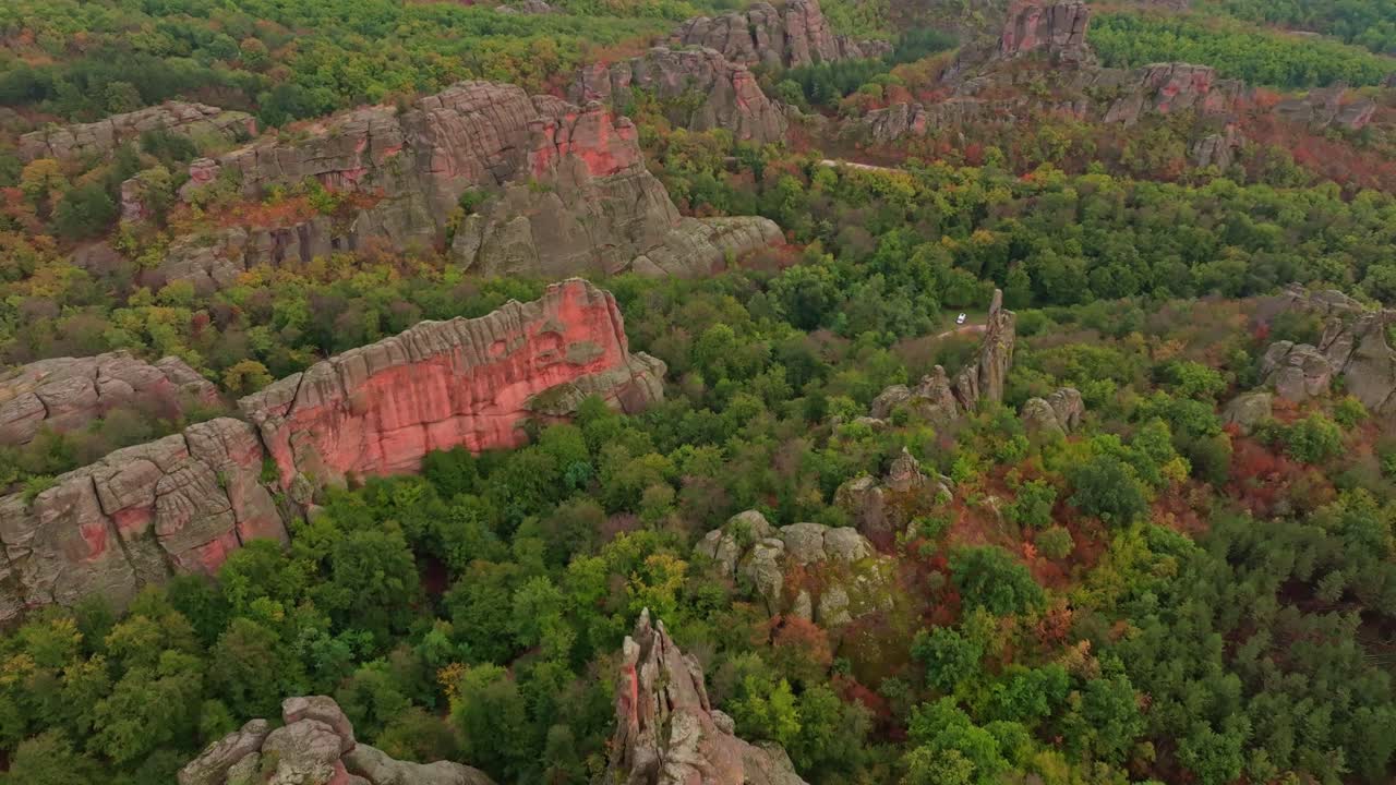 Vista con drone di cime rocciose e toni dorati del bosco, Bulgaria