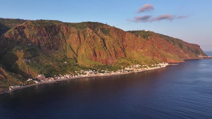 Vista aerea al tramonto dell'incantevole villaggio di pescatori tradizionale di Paul do Mar