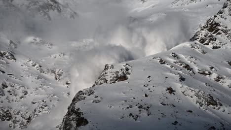 Eine-Große-Nebellawine-Geht-Skipisten-Hinunter,-Schweizer-Alpenberge,-Wissenschaft