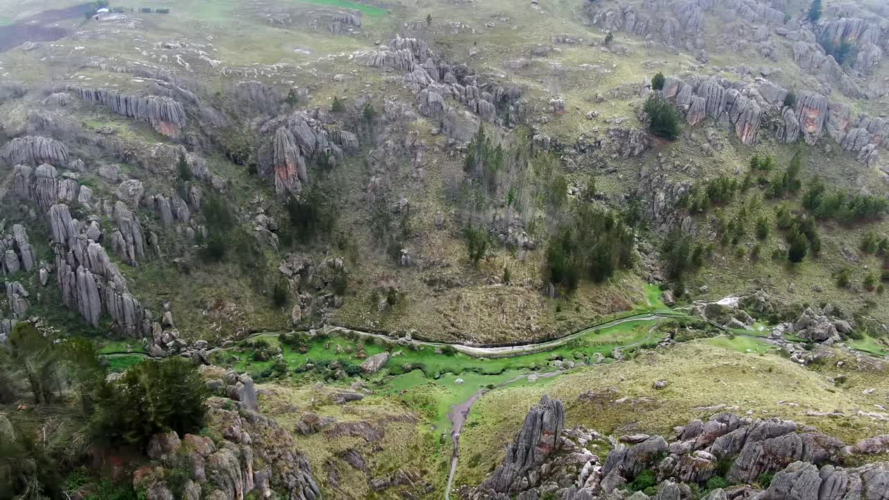 panorama de pilares de roca volcánica masiva en el sitio arqueológico de cumbemayo cerca de cajamarca, perú
