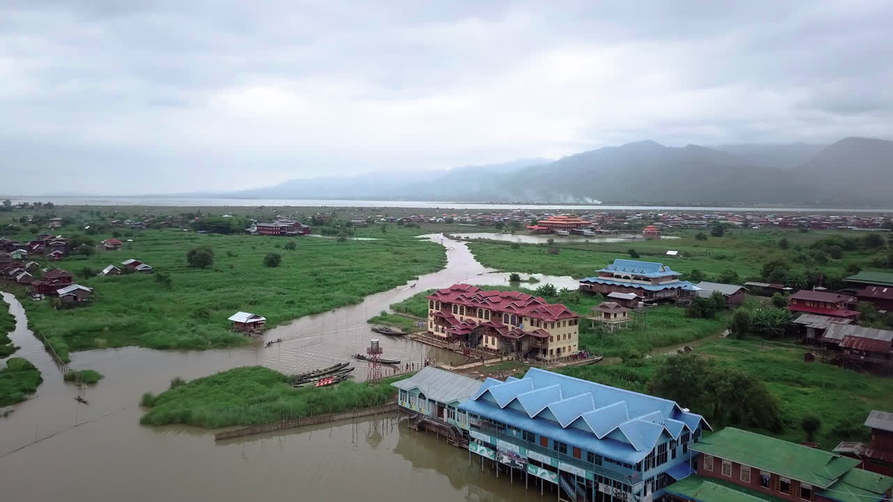 antena del pueblo flotante en el lago inle con hermoso paisaje, myanmar
