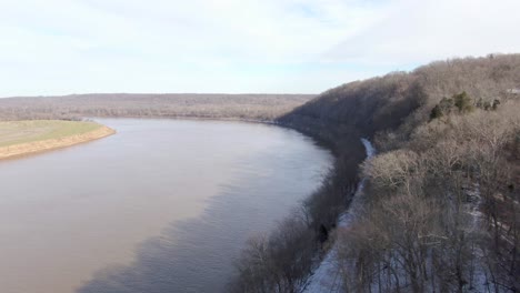 Drohnenaufnahmen-Aus-Der-Luft,-Die-über-Einen-Wald-Und-Einen-Fluss-Nach-Vorne-Fahren