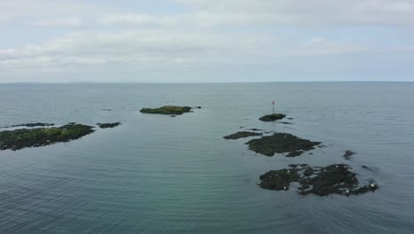 Sobrevuelo-Aéreo-De-Una-Pequeña-Isla-Con-Pájaros-Anidando