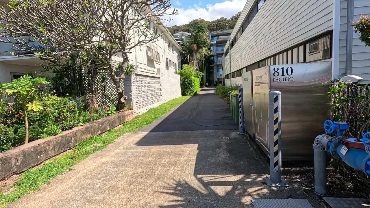hidrante de fuego cerca del edificio en la playa de currumbin