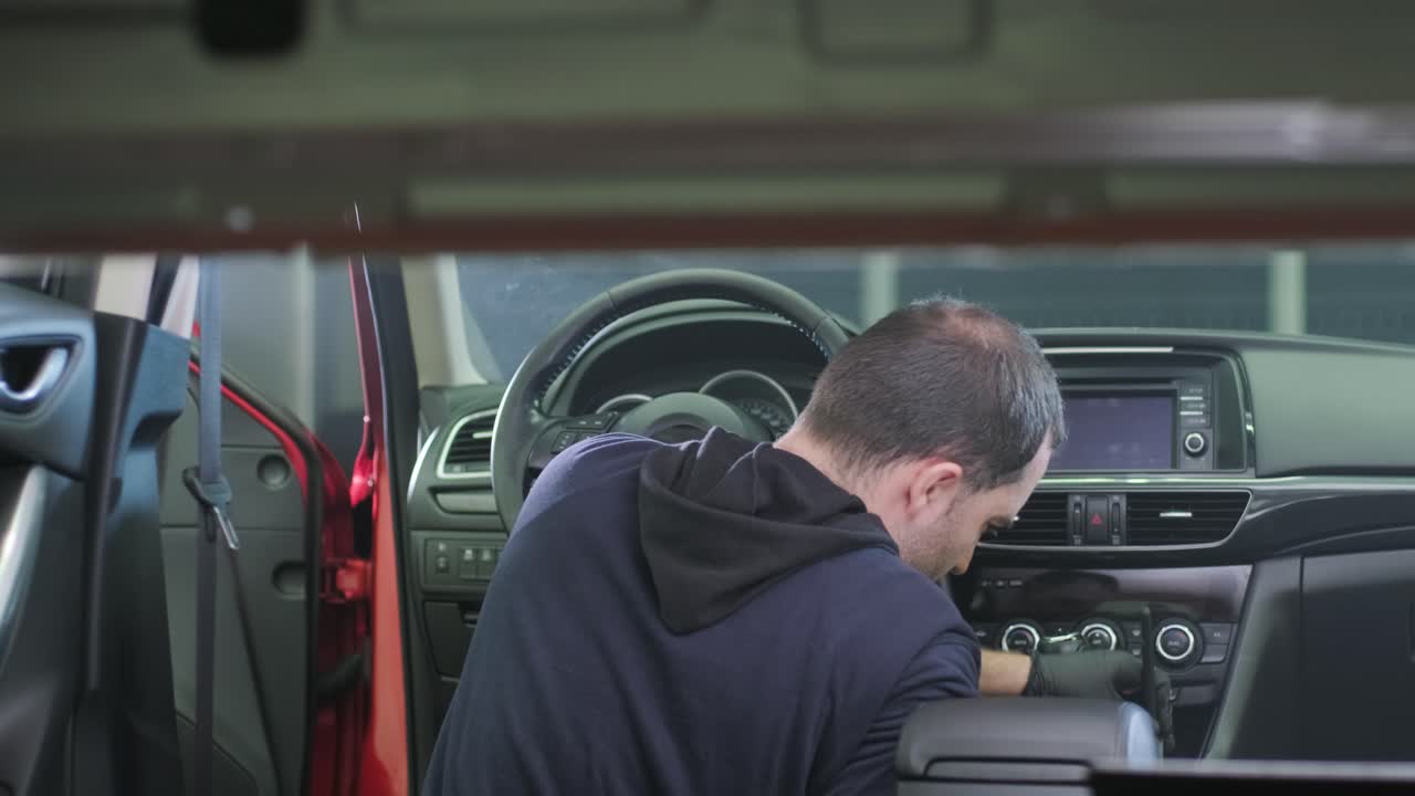 전문적인 자동차 청소. 샤워. 인테리어 세부 사항. 자동차 인테리어를 건조 청소 및 세부 사항; 깊은 좌석 청소; 자동차 세탁에서 거품을 는; 먼지에서 자동차 패널을 청소하는; 진공청소기