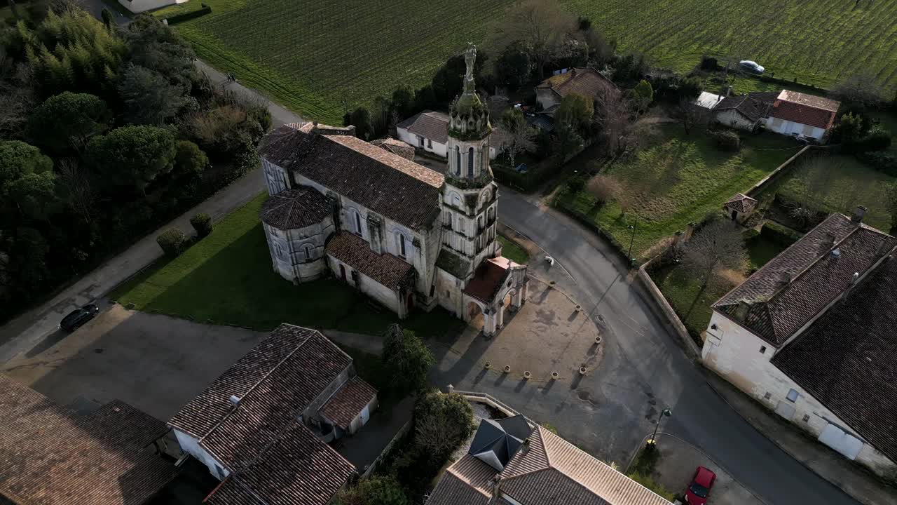 foto aérea de la iglesia de notre-dame en medio de viñedos, francia