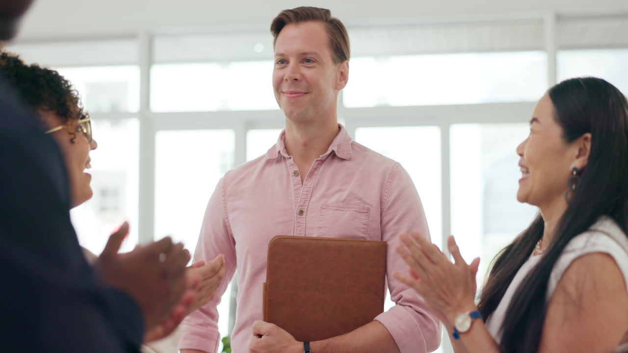equipo celebrando el éxito