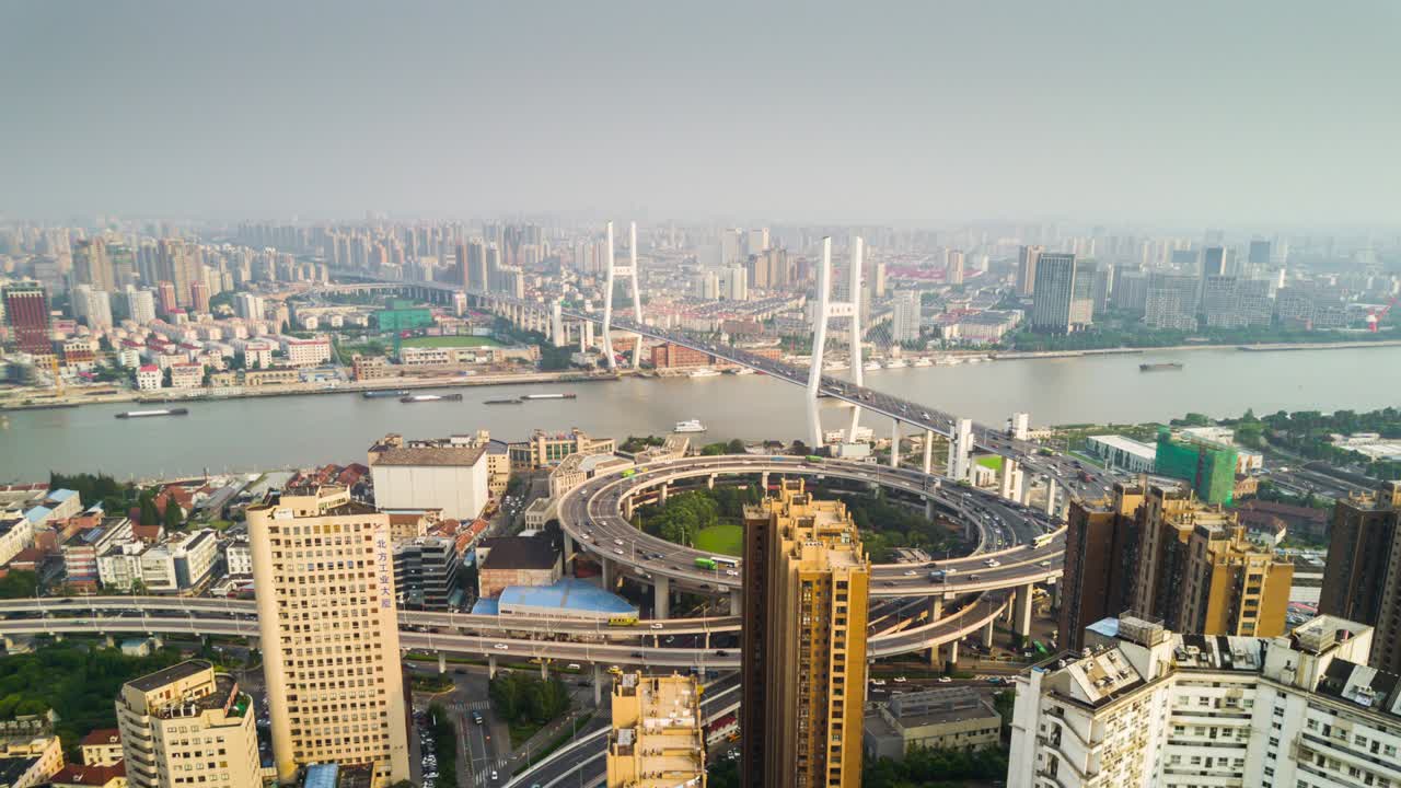 china día soleado paisaje de la ciudad de shanghái tráfico de carretera cruce de la orilla del río panorama aéreo 4k lapso de tiempo