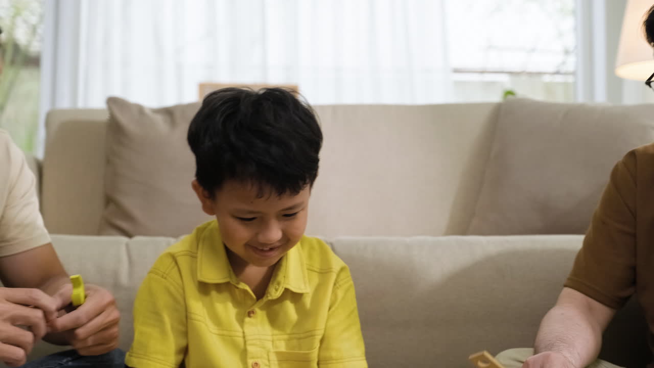 아시아 남자 와 소년 이 즐거움을 나누고 있다