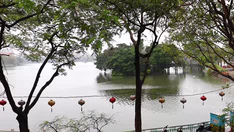 lago tranquilo con árboles y linternas