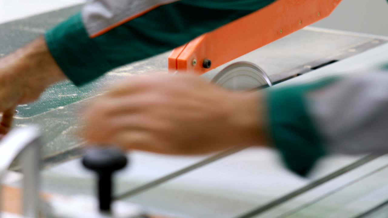 trabajador carpintero que opera una máquina de corte de madera. máquina de procesamiento de madera cnc, tecnología moderna en la industria.