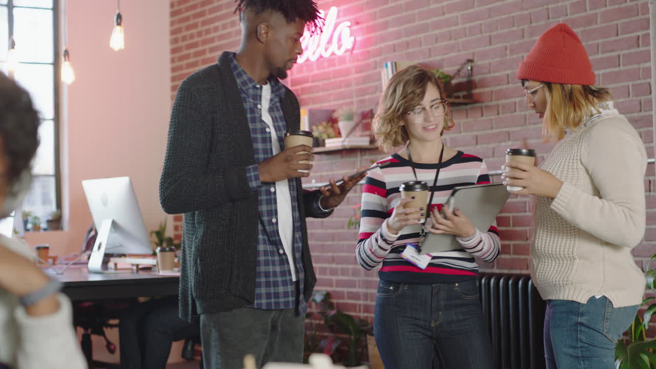 grupo diverso de personas de negocios haciendo una lluvia de ideas colegas estudiantes hablando compartiendo ideas disfrutando del trabajo en equipo la comunicación utilizando tecnología informática en una oficina moderna de moda
