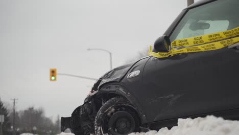 Vehículo-Accidentado-Junto-A-Un-Semáforo-En-Una-Carretera-Nevada