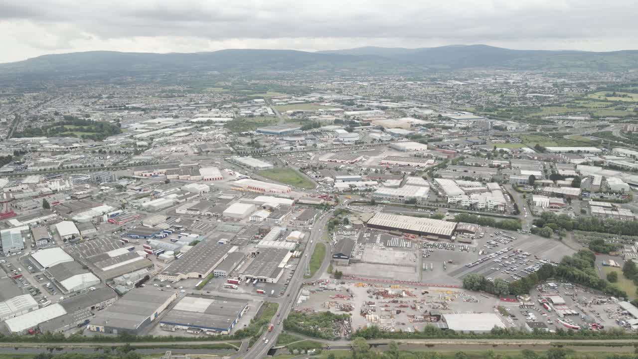 vista aérea de la vasta zona industrial con almacenes y lugares de trabajo en dublín, irlanda