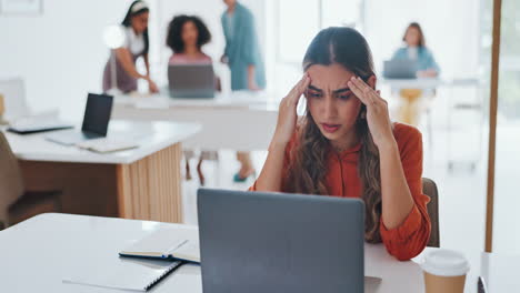 negocios, estrés y mujer con computadora portátil