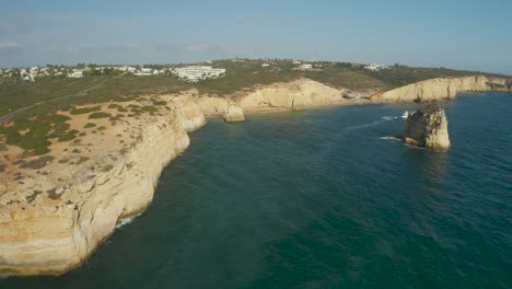 vista aérea de la costa de acantilados rocosos de portimao, paisaje natural idílico