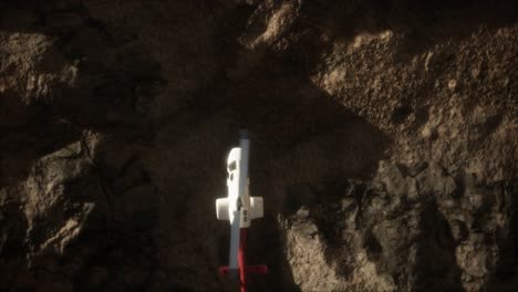 helicóptero en cámara lenta sobre el desierto rocoso