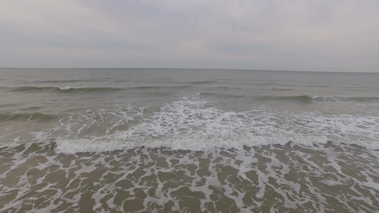 항공: 네덜란드 돔부르크와 웨스트카펠 사이의 모래 해변에서 흐린 날