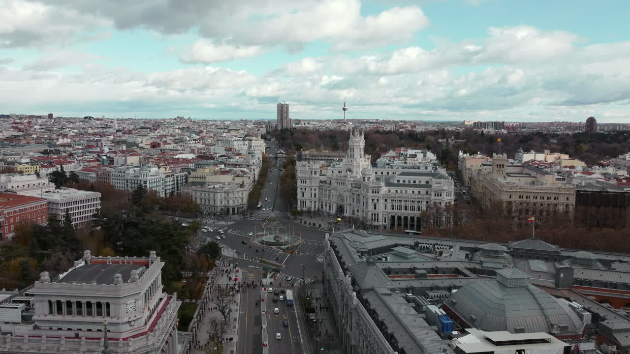 Paesaggio urbano invernale aereo di Madrid, Spagna. Elicottero che vola lungo Calle Alcalá e sopra Plaza de Cibeles con traffico automobilistico e il Palazzo del Comune.