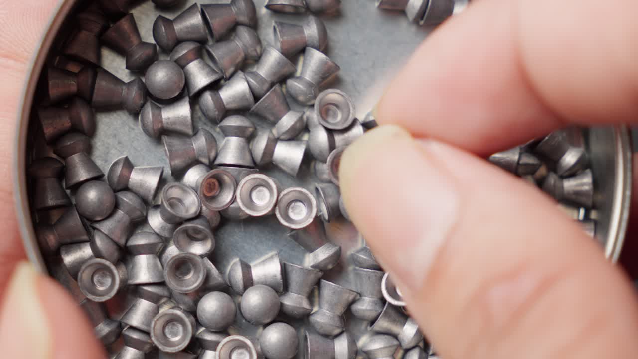 공기 총과 공기 소총의 칼리버에 대한 금속 사냥 아연 펠을 손으로 가져가는 것