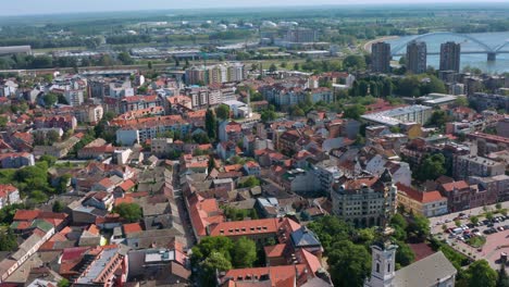 La-Ciudad-De-Novi-Sad-Desde-El-Aire-Con-El-Río-Danubio-En-El-Lado-Derecho