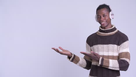 joven y guapo hombre africano listo para el invierno