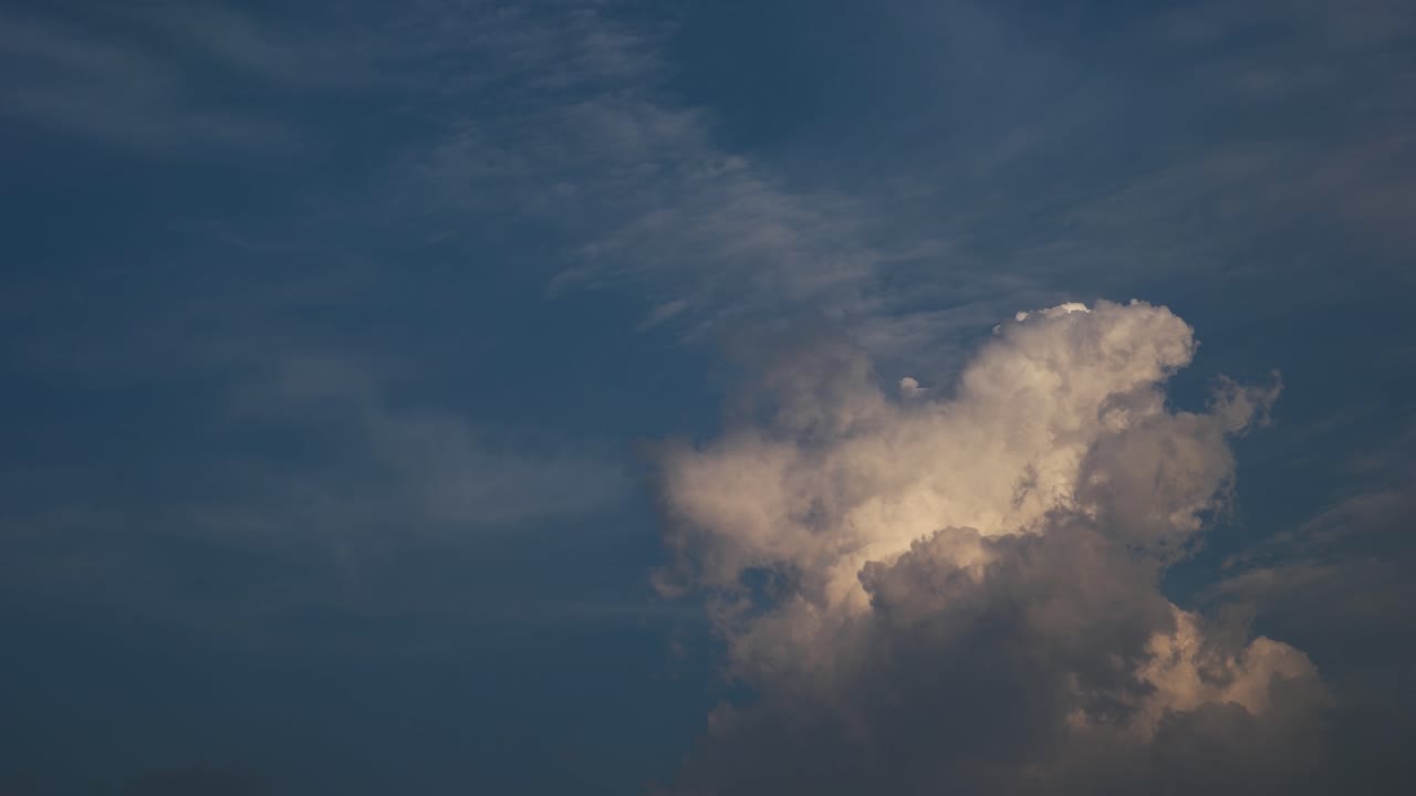 4 k timelapse cumulonimbus gruesas nubes blancas en el cielo azul