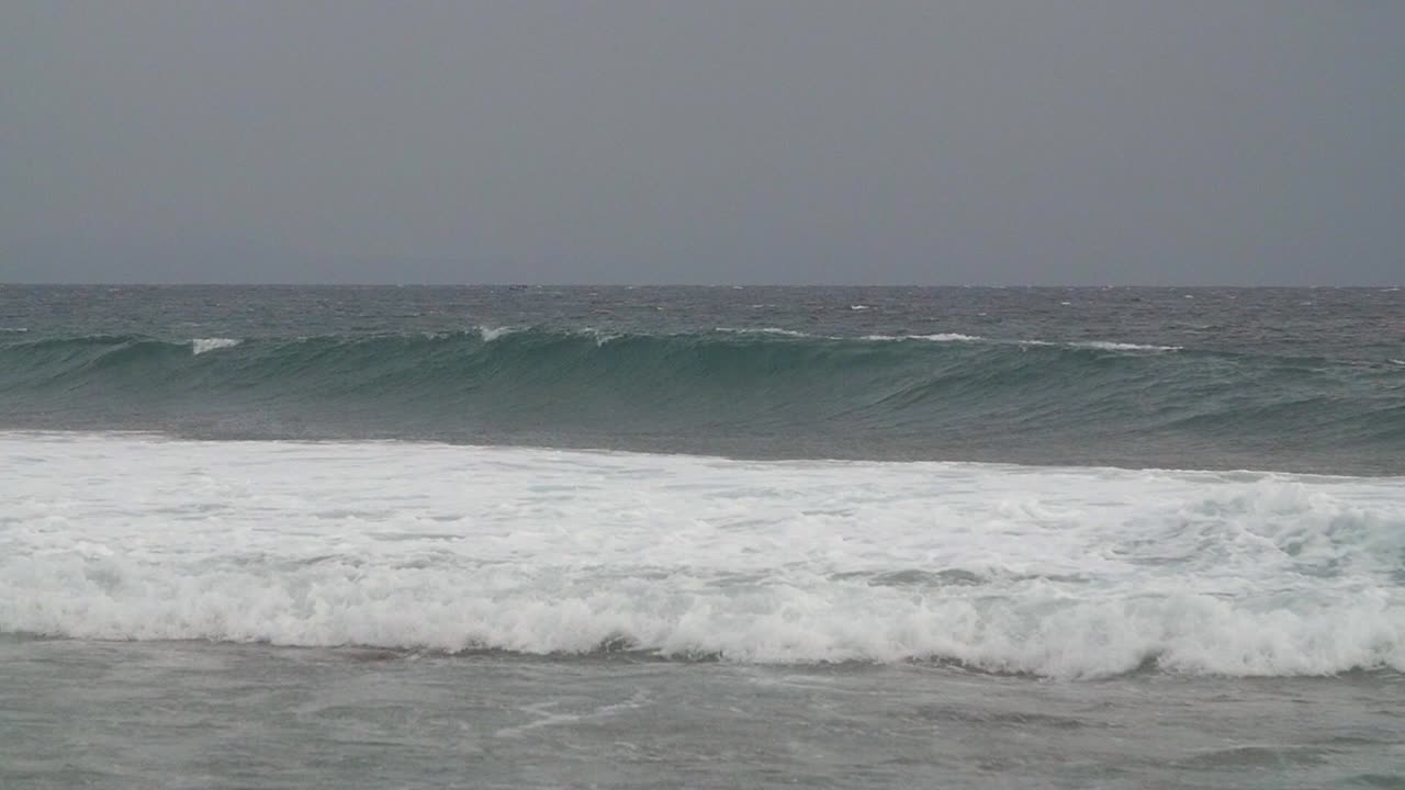 olas rompiendo en la costa tormentosa