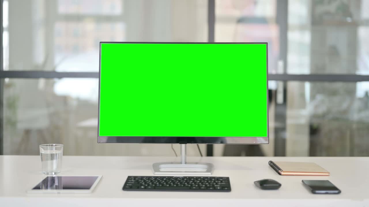 녹색 크로마 키 스크린으로 데스크의 클로즈업