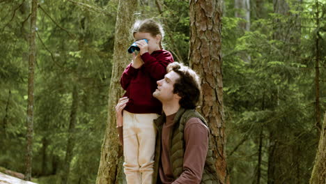 familia disfrutando de las vistas en el bosque