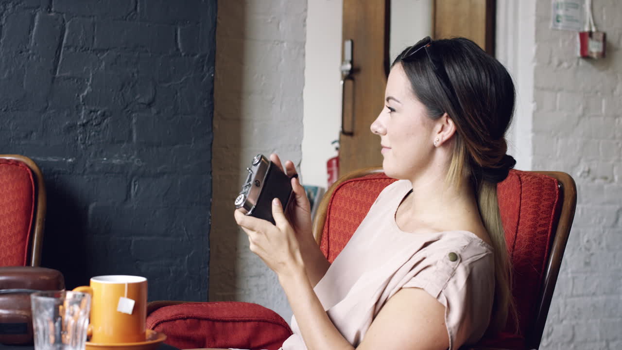 레트로 빈티지 카메라로 사진을 찍는 사진작가