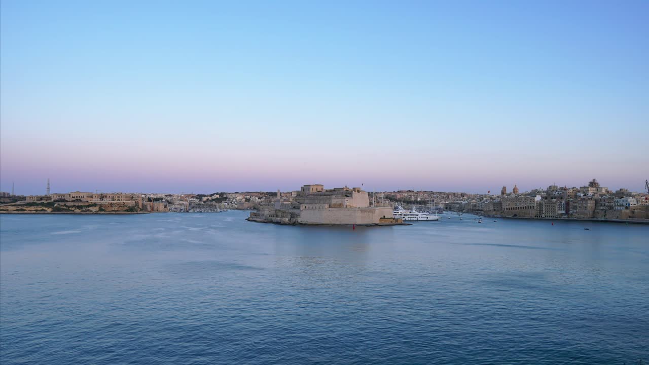 video timelapse de malta, valletta, mirando las tres ciudades al atardecer