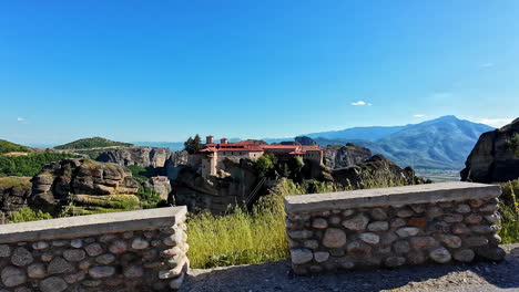 Stone-wall-with-lush-greenery-in-Meteora,-Kalabaka,-Greece