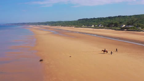 Antenne-über-Hunde-Laufen-Und-Pferd-Und-Reiter-Auf-Omaha-Beach-Normandie-Frankreich-Website-Des-Zweiten-Weltkriegs-D-Day-Invasion-Der-Alliierten-1